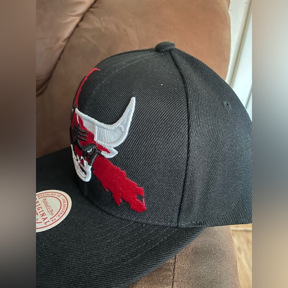 Chicago Bulls Mitchell & Ness NBA paint SnapBack hat - Picture 3 of 4